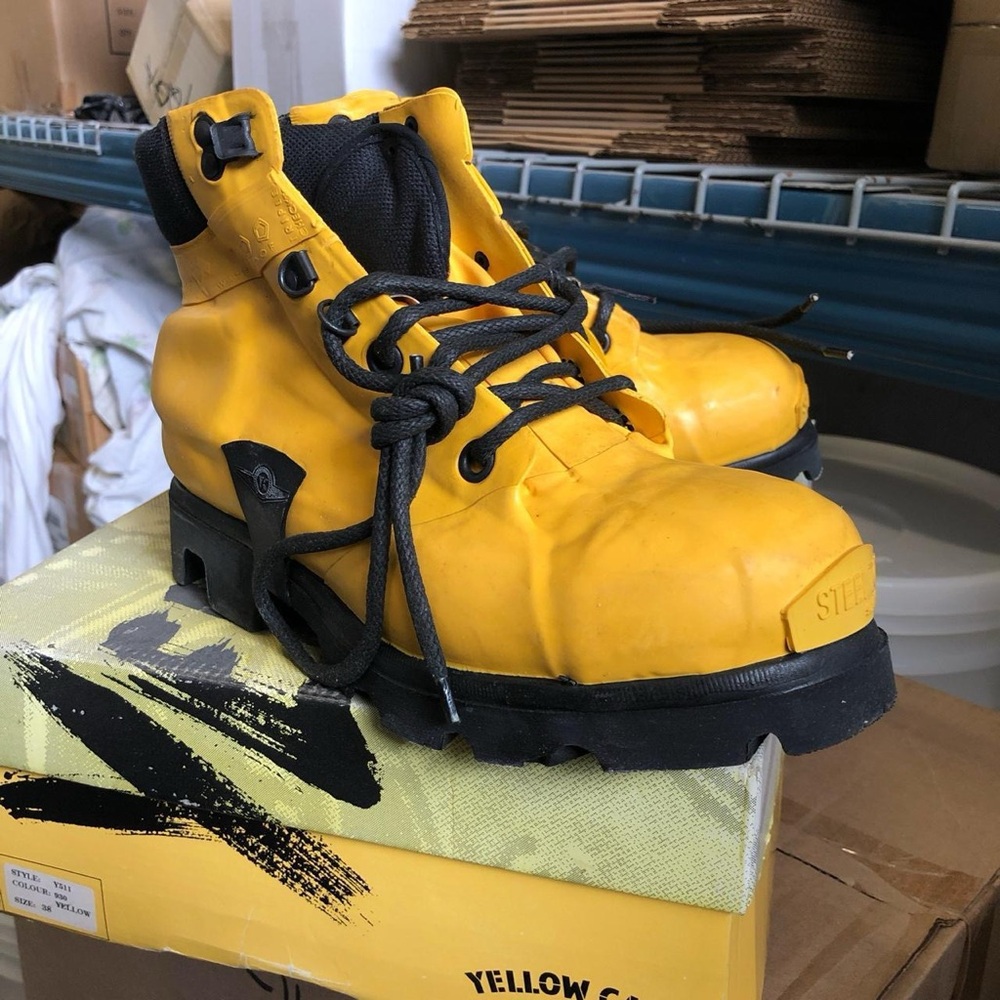 BNIB UK’s YELLOW CAB, solid tire rubber boots, steel toe - 38EUR